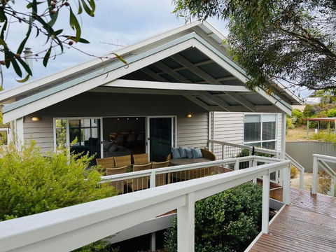 Salt Life - Pet Friendly Outside WIFI - Geraldton Accommodation 0