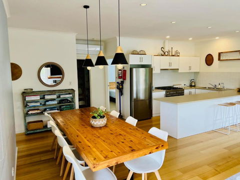 Salt Life - Pet Friendly Outside WIFI - Geraldton Accommodation 2