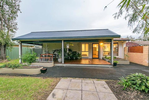 Salty - Geraldton Accommodation 0