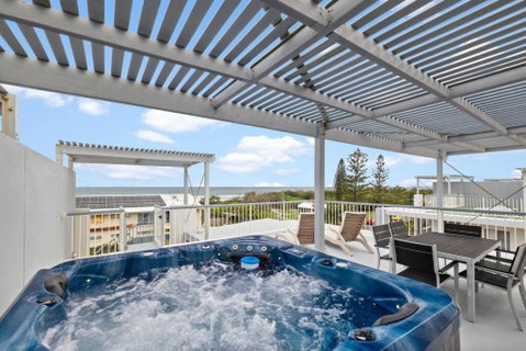 Salty Breeze - Rooftop Terrace & Jacuzzi - Geraldton Accommodation 0
