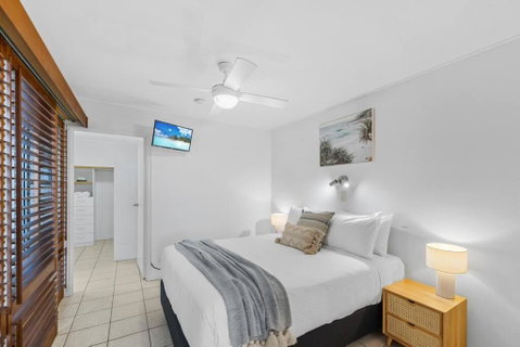 Salty Breeze - Rooftop Terrace & Jacuzzi - Geraldton Accommodation 2