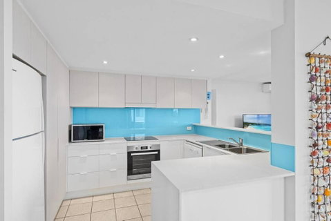 Salty Breeze - Rooftop Terrace & Jacuzzi - Geraldton Accommodation 3