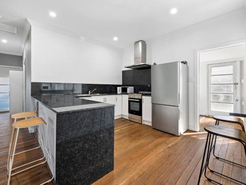 Salty Sea Cottage - Geraldton Accommodation 1