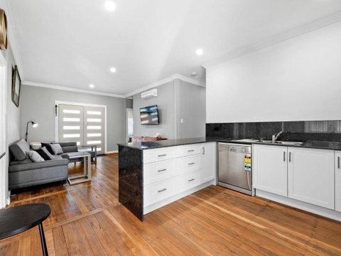 Salty Sea Cottage - Geraldton Accommodation 3