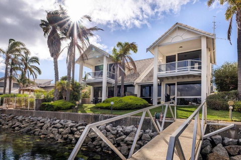 Salty Views - Geraldton Accommodation 0