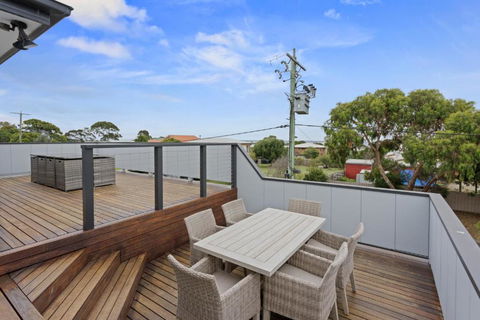 Sanctuary Lodge By Ready Set Stay - BYO LINEN & TOWELS - Geraldton Accommodation 3