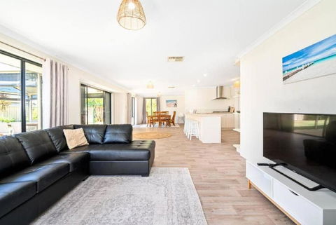 Sandpiper House - Family & Pet Friendly - Geraldton Accommodation 2
