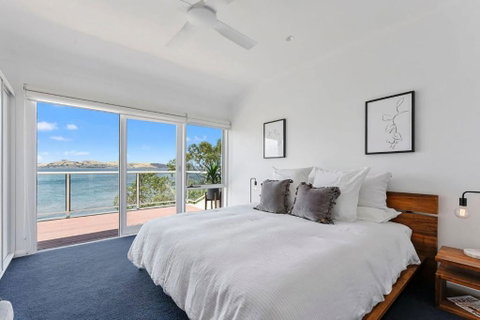 Sandy Bay Beachfront Oasis Direct Beach Access - Geraldton Accommodation 3