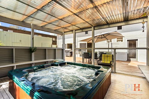 Sandy Bay Getaway W Spa 4 Bdr - Geraldton Accommodation 1