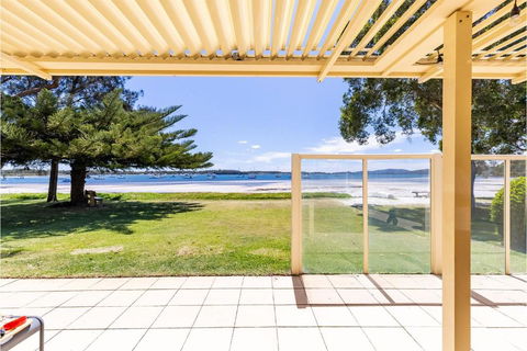Sandy Beach House Corlette Unit 1 Waterfront WI-FI Aircon - Geraldton Accommodation 1