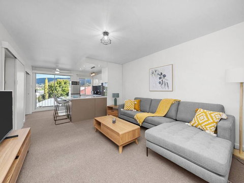 Sandy Bay Apartment With Hobart River View, Near UTAS - Stroll To Cafes And Shops - Geraldton Accommodation 0