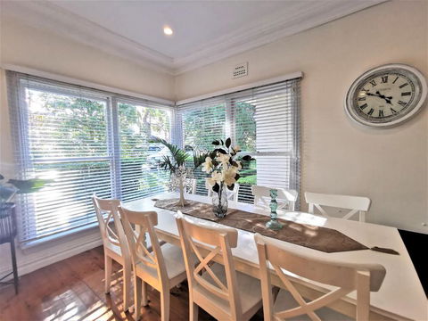 Sydney Meets Miranda, Comfy 4 Bedrooms Corner House - Geraldton Accommodation 3