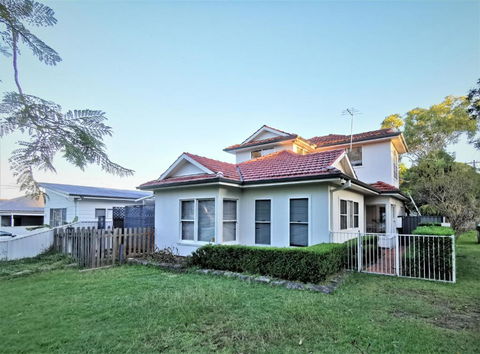 Sydney Meets Miranda, Comfy 4 Bedrooms Corner House - Geraldton Accommodation 1