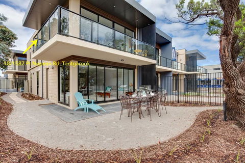 Beautiful Beachfront Apartment At Capel Sound - Geraldton Accommodation 2