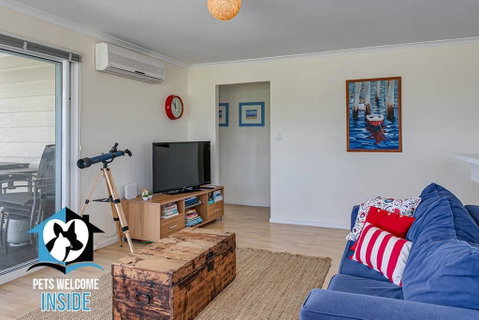 Big Stylish House With River Views, Games Room & WiFI - Geraldton Accommodation 2