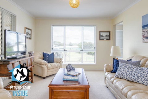 Big Stylish House With River Views, Games Room & WiFI - Geraldton Accommodation 3
