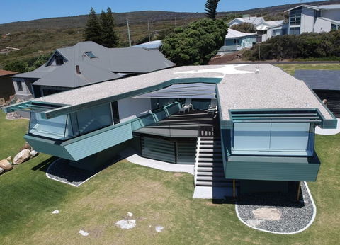 Boathouse - Nearly In The Water And Wonderful Views - Geraldton Accommodation 1