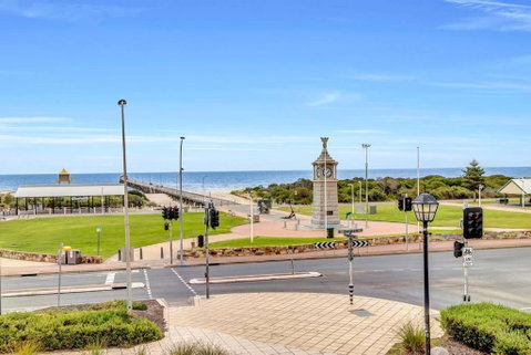 The Seaside Loft - A Breezy Beachside Lifestyle - Geraldton Accommodation 2
