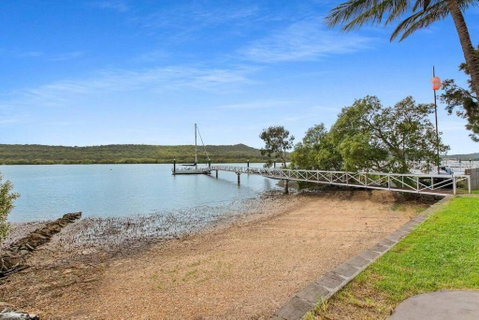 Waterfront, Deep Water Pontoon, Views To Straddie - Geraldton Accommodation 2
