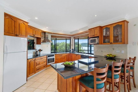 Waterfront, Deep Water Pontoon, Views To Straddie - Geraldton Accommodation 3