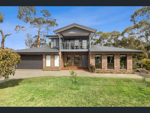 Yellow Gum Family Retreat - With Heaps Of Room For A Boat! - Geraldton Accommodation 0