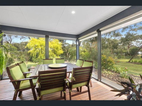 Yellow Gum Family Retreat - With Heaps Of Room For A Boat! - Geraldton Accommodation 2