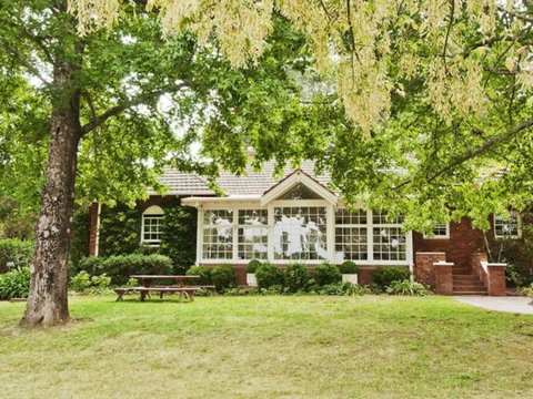 York Cottage. A Country Retreat In Burradoo. - Geraldton Accommodation 0